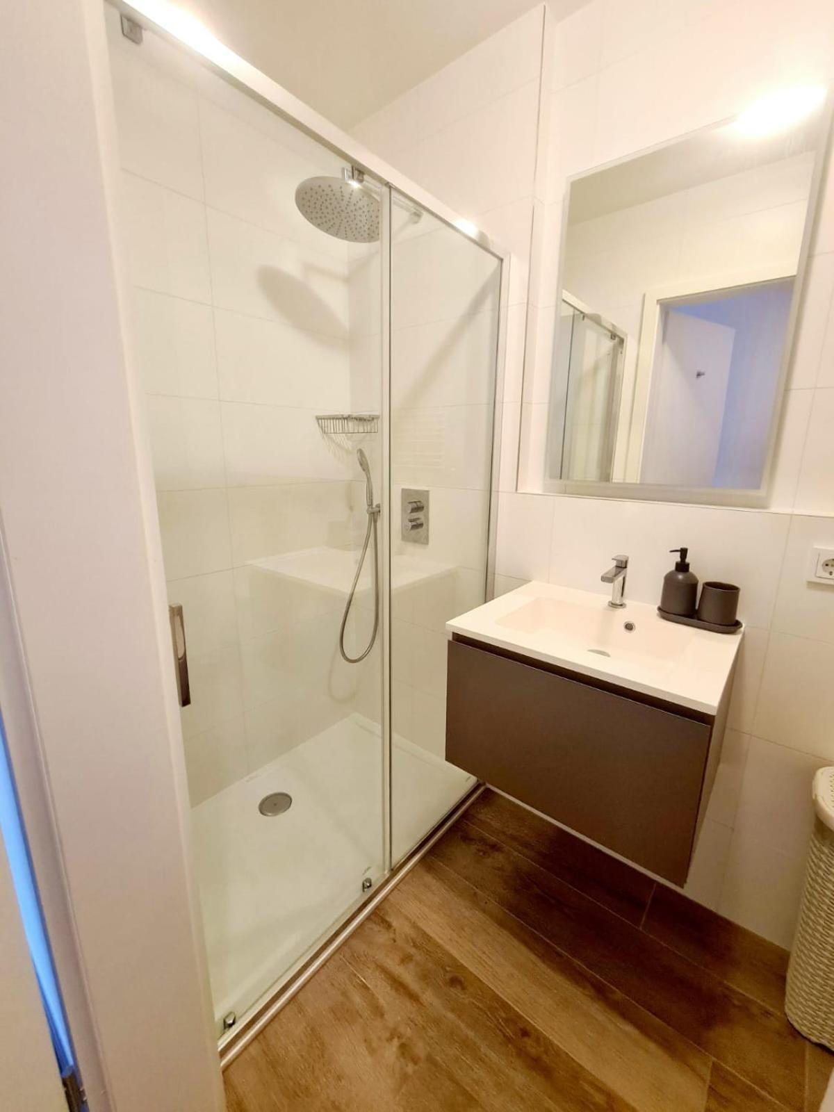 Luxury 1 Bedroom Flat With Parking *